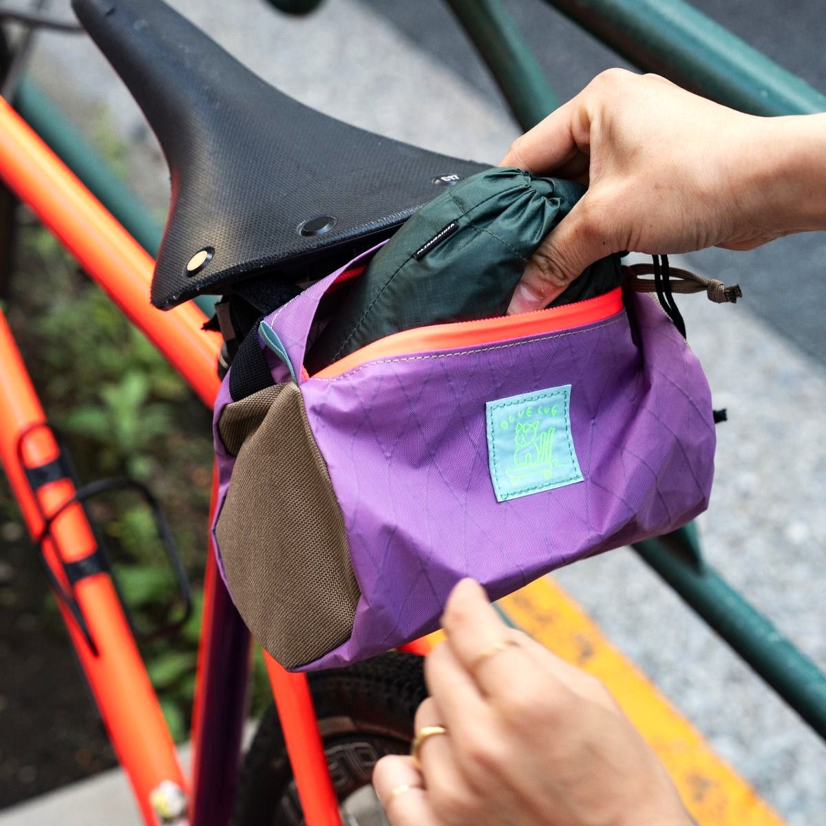 Blue Lug Handlebar Bike Pouch - X-Pac Lavender / Beige