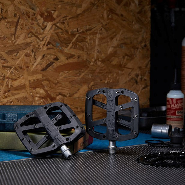 E*THIRTEEN Base Flat Pedal