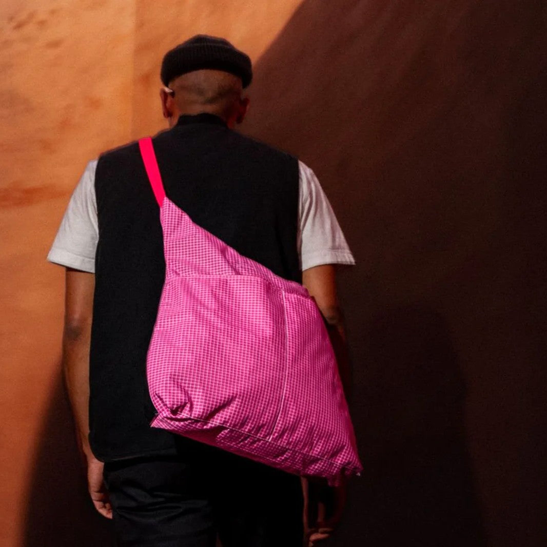 OUTER SHELL Magic Tote - Berry