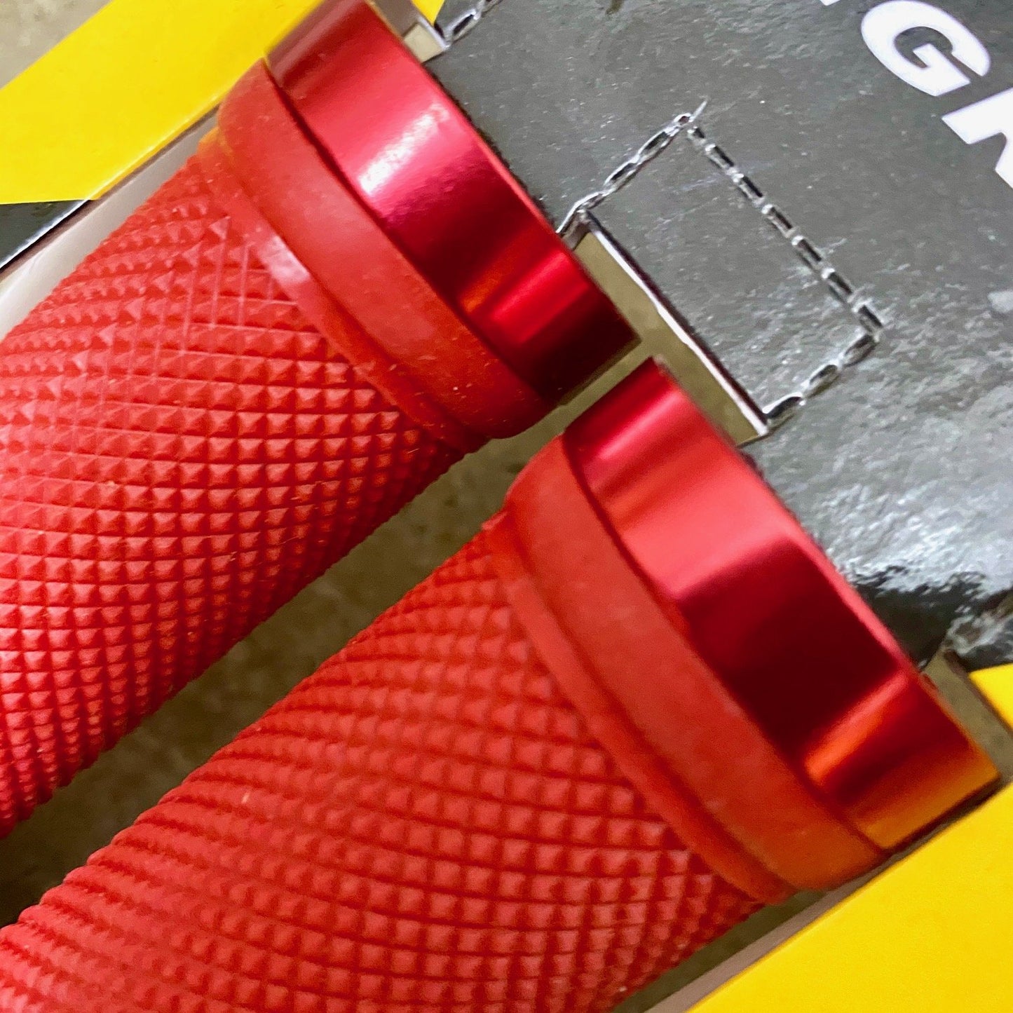 Trigram red handlebar grips